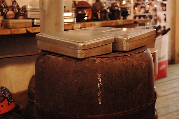 포토 JPG 생활용품 겨울 사람없음 난방기 난로 도시락 난방 연탄 양은도시락 연탄난로 국내포토 계절 음식 오브젝트 난방용품 파일형식