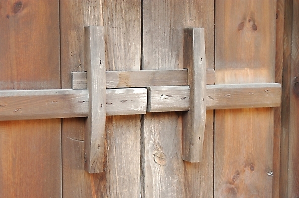 포토 JPG 나무 한국문화 한국전통 전통 시설물 현대건축 건축 고건축 한옥 주택 사람없음 문 건축부분 대문 나무문 빗장 국내포토 식물 동양문화 건축물 한국 건물 목재 파일형식