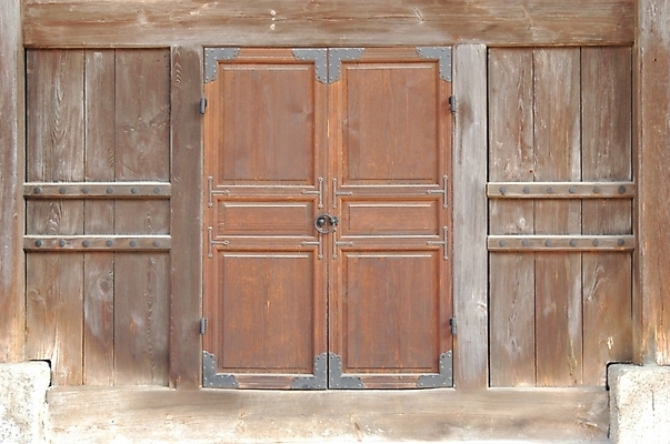 포토 JPG 나무 한국문화 한국전통 전통 시설물 현대건축 건축 고건축 한옥 주택 사람없음 문 건축부분 나무문 곳간 국내포토 식물 동양문화 건축물 한국 건물 목재 파일형식