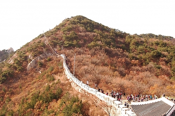 포토 JPG 주간 나무 백그라운드 단풍 바위산 산 풍경 여러명 야외 여행객 가을 등산객 북한산 북한산성 산성 국내포토 자연요소 식물 건축물 계절 다수 잎 사람 등산 돌산 파일형식 고양