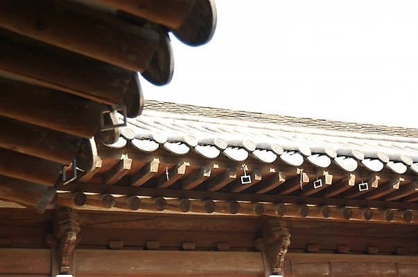 포토 JPG 주간 한국문화 한국전통 전통 시설물 건축 고건축 한국건축 지붕 한옥 주택 기와 기와집 사람없음 야외 동양건축 단청 처마 기와지붕 운현궁 국내포토 자연요소 동양문화 건축물 한국 건물 파일형식 동양