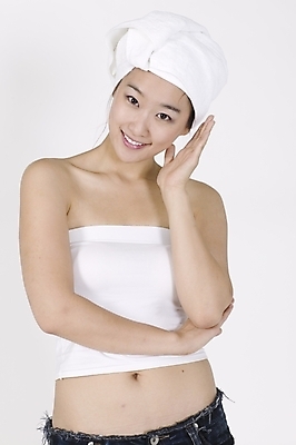 포토 JPG 스튜디오촬영 모델 여자 포즈 모션 입모양 실내 표정 고개숙이기 한명 서기 미소 사람 손짓 상반신 20대 성인 수건 한국인 흰색 배꼽티 여자만 여자한명만 성인여자만 청년만 청년여자만 성인한명만 청년여자한명만 성인여자한명만 성인만 국내포토 모양 1 컬러 숙이기 동양인 청년 내부 위생용품 입 파일형식