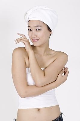 포토 JPG 스튜디오촬영 모델 여자 포즈 모션 입모양 실내 표정 한명 서기 미소 사람 손짓 상반신 20대 성인 옆모습 수건 한국인 흰색 배꼽티 여자만 여자한명만 성인여자만 청년만 청년여자만 성인한명만 청년여자한명만 성인여자한명만 성인만 국내포토 모양 1 뷰포인트 컬러 동양인 청년 내부 위생용품 입 파일형식