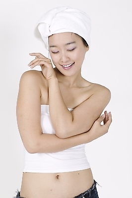 포토 JPG 스튜디오촬영 모델 여자 포즈 모션 입모양 실내 표정 한명 서기 미소 사람 손짓 상반신 20대 성인 수건 눈감음 한국인 흰색 배꼽티 여자만 여자한명만 성인여자만 청년만 청년여자만 성인한명만 청년여자한명만 성인여자한명만 성인만 국내포토 모양 1 컬러 동양인 청년 내부 위생용품 입 파일형식