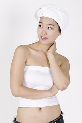 포토 JPG 스튜디오촬영 모델 여자 포즈 모션 입모양 실내 표정 한명 서기 미소 사람 손짓 상반신 20대 성인 옆모습 수건 한국인 흰색 배꼽티 여자만 여자한명만 성인여자만 청년만 청년여자만 성인한명만 청년여자한명만 성인여자한명만 성인만 국내포토 모양 1 뷰포인트 컬러 동양인 청년 내부 위생용품 입 파일형식