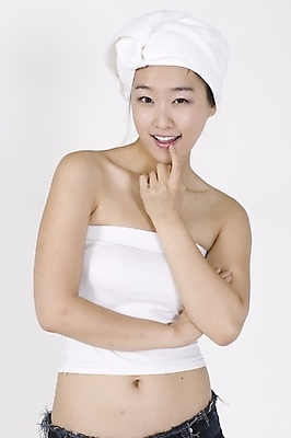 포토 JPG 스튜디오촬영 모델 여자 포즈 모션 입모양 실내 표정 한명 서기 사람 손짓 상반신 20대 성인 수건 한국인 흰색 배꼽티 여자만 여자한명만 성인여자만 청년만 청년여자만 성인한명만 청년여자한명만 성인여자한명만 성인만 국내포토 모양 1 컬러 동양인 청년 내부 위생용품 입 파일형식
