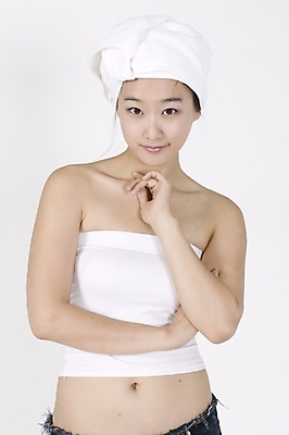 포토 JPG 스튜디오촬영 모델 여자 포즈 모션 입모양 실내 표정 한명 서기 미소 사람 손짓 상반신 20대 성인 수건 한국인 흰색 배꼽티 여자만 여자한명만 성인여자만 청년만 청년여자만 성인한명만 청년여자한명만 성인여자한명만 성인만 국내포토 모양 1 컬러 동양인 청년 내부 위생용품 입 파일형식