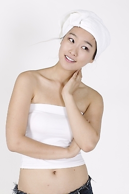 포토 JPG 스튜디오촬영 모델 여자 포즈 생각 모션 실내 표정 한명 서기 사람 손짓 상반신 20대 성인 수건 한국인 흰색 배꼽티 여자만 여자한명만 성인여자만 청년만 청년여자만 성인한명만 청년여자한명만 성인여자한명만 성인만 국내포토 1 컬러 동양인 청년 내부 위생용품 파일형식