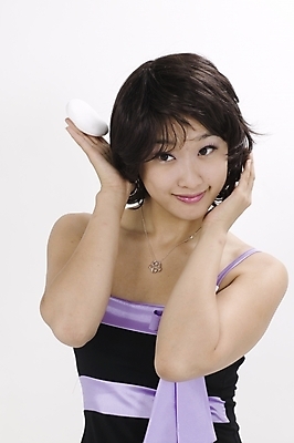 포토 JPG 스튜디오촬영 모델 여자 포즈 모션 실내 표정 한명 사람 상반신 20대 성인 화장 뷰티 한국인 퍼프 분첩 여자만 여자한명만 성인여자만 청년만 청년여자만 성인한명만 청년여자한명만 성인여자한명만 성인만 국내포토 1 동양인 청년 내부 화장용품 파일형식