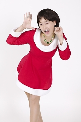 포토 JPG 스튜디오촬영 전신 모델 여자 기념일 포즈 크리스마스 목걸이 모션 산타옷 입모양 짧은머리 실내 표정 윙크 한명 서기 사람 손짓 이벤트 20대 성인 산타클로스 귀여움 한국인 단발머리 여자만 여자한명만 성인여자만 청년만 청년여자만 성인한명만 청년여자한명만 성인여자한명만 성인만 국내포토 모양 1 헤어스타일 옷 컨셉 장신구 동양인 청년 내부 입 파일형식