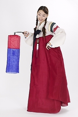 포토 JPG 스튜디오촬영 전신 모델 한국전통 여자 명절 포즈 모션 실내 표정 한명 서기 사람 20대 성인 한국인 전통의상 한복 청사초롱 여자만 여자한명만 성인여자만 청년만 청년여자만 성인한명만 청년여자한명만 성인여자한명만 성인만 국내포토 1 전통 기념일 한국 동양인 청년 내부 초롱 파일형식