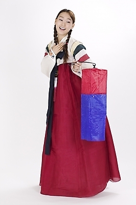 포토 JPG 스튜디오촬영 전신 모델 한국전통 여자 명절 포즈 모션 새해 실내 표정 한명 서기 사람 20대 성인 설날 한국인 전통의상 한복 청사초롱 여자만 여자한명만 성인여자만 청년만 청년여자만 성인한명만 청년여자한명만 성인여자한명만 성인만 국내포토 1 전통 기념일 한국 동양인 청년 내부 초롱 파일형식