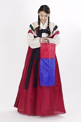 포토 JPG 스튜디오촬영 전신 모델 한국전통 여자 명절 포즈 모션 새해 실내 표정 한명 서기 사람 20대 성인 설날 한국인 전통의상 한복 청사초롱 여자만 여자한명만 성인여자만 청년만 청년여자만 성인한명만 청년여자한명만 성인여자한명만 성인만 국내포토 1 전통 기념일 한국 동양인 청년 내부 초롱 파일형식