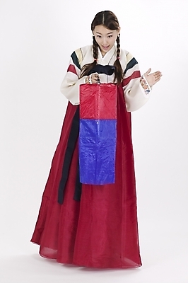 포토 JPG 스튜디오촬영 전신 모델 한국전통 여자 명절 포즈 모션 실내 표정 한명 서기 사람 20대 성인 한국인 전통의상 한복 청사초롱 여자만 여자한명만 성인여자만 청년만 청년여자만 성인한명만 청년여자한명만 성인여자한명만 성인만 국내포토 1 전통 기념일 한국 동양인 청년 내부 초롱 파일형식