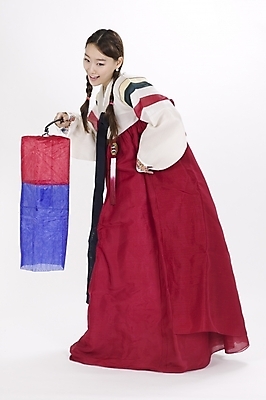 포토 JPG 스튜디오촬영 전신 모델 한국전통 여자 명절 포즈 모션 실내 표정 한명 서기 사람 20대 성인 한국인 전통의상 한복 청사초롱 여자만 여자한명만 성인여자만 청년만 청년여자만 성인한명만 청년여자한명만 성인여자한명만 성인만 국내포토 1 전통 기념일 한국 동양인 청년 내부 초롱 파일형식