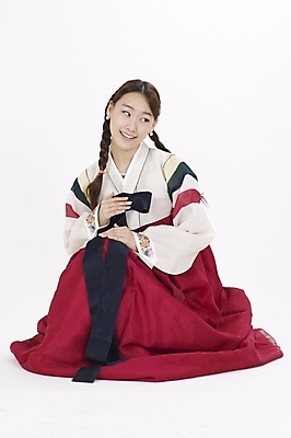 포토 JPG 스튜디오촬영 전신 모델 한국전통 여자 명절 포즈 모션 실내 표정 한명 사람 앉기 20대 성인 한국인 전통의상 한복 여자만 여자한명만 성인여자만 청년만 청년여자만 성인한명만 청년여자한명만 성인여자한명만 성인만 국내포토 1 전통 기념일 한국 동양인 청년 내부 파일형식