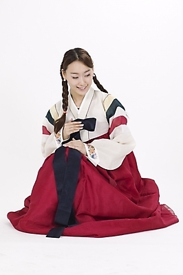 포토 JPG 스튜디오촬영 전신 모델 한국전통 여자 명절 포즈 모션 새해 실내 표정 한명 사람 앉기 20대 성인 설날 한국인 전통의상 한복 여자만 여자한명만 성인여자만 청년만 청년여자만 성인한명만 청년여자한명만 성인여자한명만 성인만 국내포토 1 전통 기념일 한국 동양인 청년 내부 파일형식