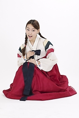 포토 JPG 스튜디오촬영 전신 모델 한국전통 여자 명절 포즈 모션 새해 실내 표정 한명 사람 앉기 20대 성인 설날 한국인 전통의상 한복 여자만 여자한명만 성인여자만 청년만 청년여자만 성인한명만 청년여자한명만 성인여자한명만 성인만 국내포토 1 전통 기념일 한국 동양인 청년 내부 파일형식