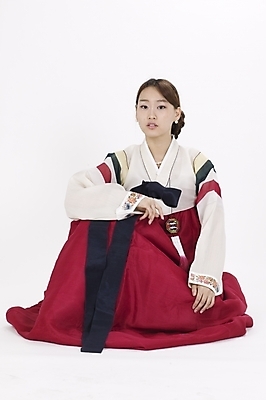 포토 JPG 스튜디오촬영 전신 모델 한국전통 여자 명절 포즈 모션 실내 표정 한명 사람 앉기 20대 성인 한국인 전통의상 한복 여자만 여자한명만 성인여자만 청년만 청년여자만 성인한명만 청년여자한명만 성인여자한명만 성인만 국내포토 1 전통 기념일 한국 동양인 청년 내부 파일형식