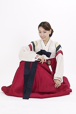 포토 JPG 스튜디오촬영 전신 모델 한국전통 여자 명절 포즈 모션 실내 표정 한명 사람 앉기 20대 성인 한국인 전통의상 한복 여자만 여자한명만 성인여자만 청년만 청년여자만 성인한명만 청년여자한명만 성인여자한명만 성인만 국내포토 1 전통 기념일 한국 동양인 청년 내부 파일형식