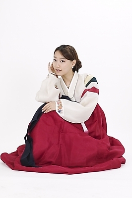 포토 JPG 스튜디오촬영 전신 모델 한국전통 여자 명절 포즈 모션 실내 표정 한명 사람 앉기 20대 성인 한국인 전통의상 한복 여자만 여자한명만 성인여자만 청년만 청년여자만 성인한명만 청년여자한명만 성인여자한명만 성인만 국내포토 1 전통 기념일 한국 동양인 청년 내부 파일형식