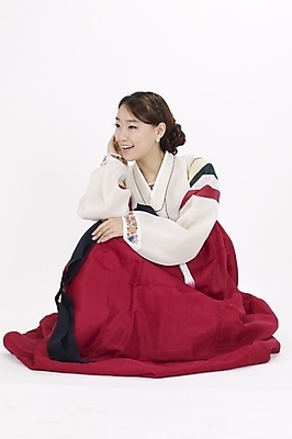 포토 JPG 스튜디오촬영 전신 모델 한국전통 여자 명절 포즈 모션 실내 표정 한명 사람 앉기 20대 성인 한국인 전통의상 한복 여자만 여자한명만 성인여자만 청년만 청년여자만 성인한명만 청년여자한명만 성인여자한명만 성인만 국내포토 1 전통 기념일 한국 동양인 청년 내부 파일형식