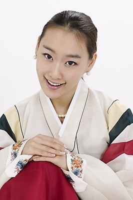 포토 JPG 스튜디오촬영 모델 한국전통 여자 명절 포즈 모션 실내 표정 한명 사람 앉기 상반신 20대 성인 한국인 전통의상 한복 여자만 여자한명만 성인여자만 청년만 청년여자만 성인한명만 청년여자한명만 성인여자한명만 성인만 국내포토 1 전통 기념일 한국 동양인 청년 내부 파일형식