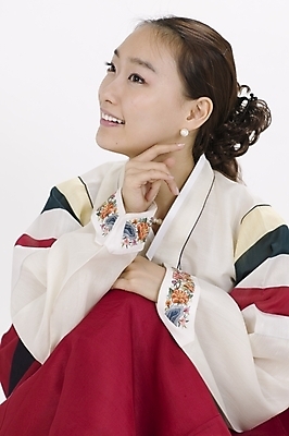 포토 JPG 스튜디오촬영 모델 한국전통 여자 명절 포즈 모션 실내 표정 한명 사람 앉기 상반신 20대 성인 한국인 전통의상 한복 여자만 여자한명만 성인여자만 청년만 청년여자만 성인한명만 청년여자한명만 성인여자한명만 성인만 국내포토 1 전통 기념일 한국 동양인 청년 내부 파일형식