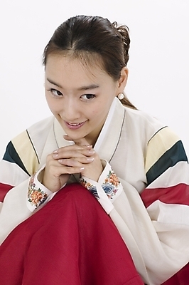 포토 JPG 스튜디오촬영 모델 한국전통 여자 명절 포즈 모션 실내 표정 한명 사람 앉기 상반신 20대 성인 한국인 전통의상 한복 여자만 여자한명만 성인여자만 청년만 청년여자만 성인한명만 청년여자한명만 성인여자한명만 성인만 국내포토 1 전통 기념일 한국 동양인 청년 내부 파일형식