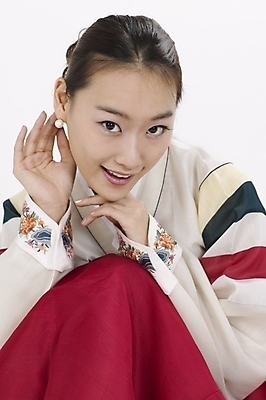 포토 JPG 스튜디오촬영 모델 한국전통 여자 명절 포즈 모션 실내 표정 한명 사람 앉기 상반신 20대 성인 한국인 전통의상 한복 여자만 여자한명만 성인여자만 청년만 청년여자만 성인한명만 청년여자한명만 성인여자한명만 성인만 국내포토 1 전통 기념일 한국 동양인 청년 내부 파일형식