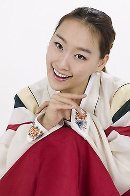 포토 JPG 스튜디오촬영 모델 한국전통 여자 명절 포즈 모션 실내 표정 한명 사람 앉기 상반신 20대 성인 한국인 전통의상 한복 여자만 여자한명만 성인여자만 청년만 청년여자만 성인한명만 청년여자한명만 성인여자한명만 성인만 국내포토 1 전통 기념일 한국 동양인 청년 내부 파일형식