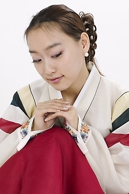 포토 JPG 스튜디오촬영 모델 한국전통 여자 명절 포즈 모션 실내 표정 한명 사람 앉기 상반신 20대 성인 한국인 전통의상 한복 여자만 여자한명만 성인여자만 청년만 청년여자만 성인한명만 청년여자한명만 성인여자한명만 성인만 국내포토 1 전통 기념일 한국 동양인 청년 내부 파일형식