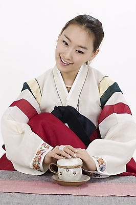 포토 JPG 스튜디오촬영 모델 한국전통 여자 명절 포즈 모션 실내 표정 한명 사람 앉기 상반신 20대 성인 한국인 전통차 찻잔 전통의상 한복 여자만 여자한명만 성인여자만 청년만 청년여자만 성인한명만 청년여자한명만 성인여자한명만 성인만 국내포토 1 전통 기념일 잔 한국 동양인 청년 내부 차_음료 파일형식