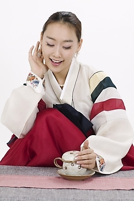 포토 JPG 스튜디오촬영 모델 한국전통 여자 명절 포즈 모션 실내 표정 한명 사람 앉기 상반신 20대 성인 한국인 전통차 찻잔 전통의상 한복 여자만 여자한명만 성인여자만 청년만 청년여자만 성인한명만 청년여자한명만 성인여자한명만 성인만 국내포토 1 전통 기념일 잔 한국 동양인 청년 내부 차_음료 파일형식