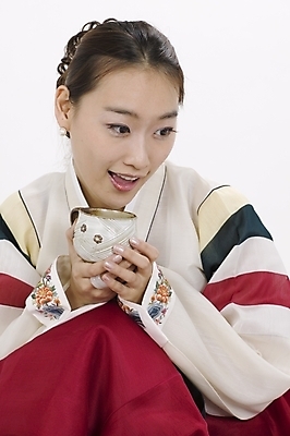 포토 JPG 스튜디오촬영 모델 한국전통 여자 명절 포즈 모션 실내 표정 한명 사람 앉기 상반신 20대 성인 한국인 전통차 찻잔 전통의상 한복 여자만 여자한명만 성인여자만 청년만 청년여자만 성인한명만 청년여자한명만 성인여자한명만 성인만 국내포토 1 전통 기념일 잔 한국 동양인 청년 내부 차_음료 파일형식