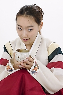 포토 JPG 스튜디오촬영 모델 한국전통 여자 명절 포즈 모션 실내 표정 한명 사람 앉기 상반신 20대 성인 한국인 전통차 찻잔 전통의상 한복 여자만 여자한명만 성인여자만 청년만 청년여자만 성인한명만 청년여자한명만 성인여자한명만 성인만 국내포토 1 전통 기념일 잔 한국 동양인 청년 내부 차_음료 파일형식