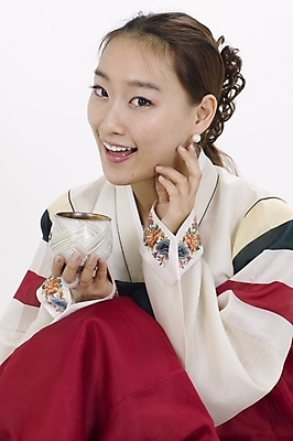 포토 JPG 스튜디오촬영 모델 한국전통 여자 명절 포즈 모션 실내 표정 한명 사람 앉기 상반신 20대 성인 한국인 전통차 찻잔 전통의상 한복 여자만 여자한명만 성인여자만 청년만 청년여자만 성인한명만 청년여자한명만 성인여자한명만 성인만 국내포토 1 전통 기념일 잔 한국 동양인 청년 내부 차_음료 파일형식