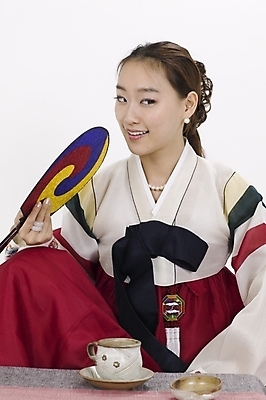 포토 JPG 스튜디오촬영 모델 한국전통 여자 명절 포즈 모션 실내 표정 한명 사람 앉기 상반신 20대 성인 한국인 부채 전통차 찻잔 전통의상 한복 여자만 여자한명만 성인여자만 청년만 청년여자만 성인한명만 청년여자한명만 성인여자한명만 성인만 국내포토 1 전통 기념일 잔 한국 동양인 청년 내부 차_음료 파일형식