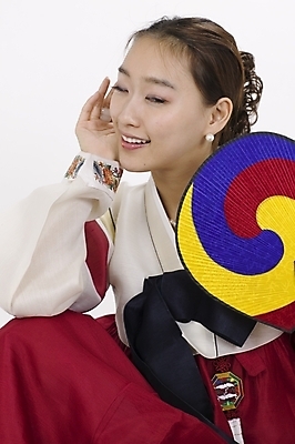 포토 JPG 스튜디오촬영 모델 한국전통 여자 명절 포즈 모션 실내 표정 한명 사람 앉기 상반신 20대 성인 한국인 부채 전통의상 한복 여자만 여자한명만 성인여자만 청년만 청년여자만 성인한명만 청년여자한명만 성인여자한명만 성인만 국내포토 1 전통 기념일 한국 동양인 청년 내부 파일형식