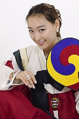 포토 JPG 스튜디오촬영 모델 한국전통 여자 명절 포즈 모션 실내 표정 한명 사람 앉기 상반신 20대 성인 한국인 부채 전통의상 한복 여자만 여자한명만 성인여자만 청년만 청년여자만 성인한명만 청년여자한명만 성인여자한명만 성인만 국내포토 1 전통 기념일 한국 동양인 청년 내부 파일형식