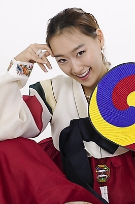 포토 JPG 스튜디오촬영 모델 한국전통 여자 명절 포즈 모션 새해 실내 표정 한명 사람 앉기 상반신 20대 성인 설날 한국인 부채 전통의상 한복 여자만 여자한명만 성인여자만 청년만 청년여자만 성인한명만 청년여자한명만 성인여자한명만 성인만 국내포토 1 전통 기념일 한국 동양인 청년 내부 파일형식