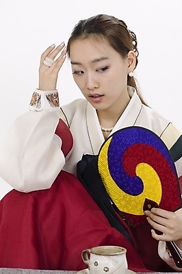 포토 JPG 스튜디오촬영 모델 한국전통 여자 명절 포즈 모션 실내 표정 한명 사람 앉기 상반신 20대 성인 한국인 부채 전통의상 한복 여자만 여자한명만 성인여자만 청년만 청년여자만 성인한명만 청년여자한명만 성인여자한명만 성인만 국내포토 1 전통 기념일 한국 동양인 청년 내부 파일형식