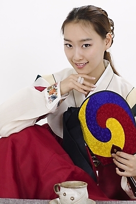 포토 JPG 스튜디오촬영 모델 한국전통 여자 명절 포즈 모션 실내 표정 한명 사람 앉기 상반신 20대 성인 한국인 부채 전통의상 한복 여자만 여자한명만 성인여자만 청년만 청년여자만 성인한명만 청년여자한명만 성인여자한명만 성인만 국내포토 1 전통 기념일 한국 동양인 청년 내부 파일형식