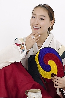 포토 JPG 스튜디오촬영 모델 한국전통 여자 명절 포즈 모션 실내 표정 한명 사람 앉기 상반신 20대 성인 한국인 부채 전통의상 한복 여자만 여자한명만 성인여자만 청년만 청년여자만 성인한명만 청년여자한명만 성인여자한명만 성인만 국내포토 1 전통 기념일 한국 동양인 청년 내부 파일형식