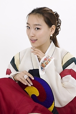 포토 JPG 스튜디오촬영 모델 한국전통 여자 명절 포즈 모션 실내 표정 한명 사람 앉기 상반신 20대 성인 한국인 부채 전통의상 한복 여자만 여자한명만 성인여자만 청년만 청년여자만 성인한명만 청년여자한명만 성인여자한명만 성인만 국내포토 1 전통 기념일 한국 동양인 청년 내부 파일형식