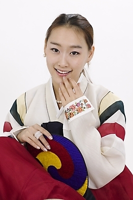 포토 JPG 스튜디오촬영 모델 한국전통 여자 명절 포즈 모션 실내 표정 한명 사람 앉기 상반신 20대 성인 한국인 부채 전통의상 한복 여자만 여자한명만 성인여자만 청년만 청년여자만 성인한명만 청년여자한명만 성인여자한명만 성인만 국내포토 1 전통 기념일 한국 동양인 청년 내부 파일형식