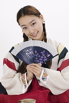 포토 JPG 스튜디오촬영 모델 한국전통 여자 명절 포즈 모션 실내 표정 한명 사람 앉기 상반신 20대 성인 한국인 부채 전통의상 한복 여자만 여자한명만 성인여자만 청년만 청년여자만 성인한명만 청년여자한명만 성인여자한명만 성인만 국내포토 1 전통 기념일 한국 동양인 청년 내부 파일형식