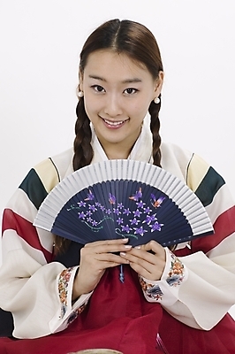 포토 JPG 스튜디오촬영 모델 한국전통 여자 명절 포즈 모션 새해 실내 표정 한명 사람 앉기 상반신 20대 성인 설날 한국인 부채 전통의상 한복 여자만 여자한명만 성인여자만 청년만 청년여자만 성인한명만 청년여자한명만 성인여자한명만 성인만 국내포토 1 전통 기념일 한국 동양인 청년 내부 파일형식