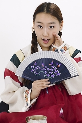 포토 JPG 스튜디오촬영 모델 한국전통 여자 명절 포즈 모션 새해 실내 표정 한명 사람 앉기 상반신 20대 성인 설날 한국인 부채 전통의상 한복 여자만 여자한명만 성인여자만 청년만 청년여자만 성인한명만 청년여자한명만 성인여자한명만 성인만 국내포토 1 전통 기념일 한국 동양인 청년 내부 파일형식