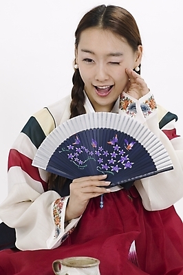 포토 JPG 스튜디오촬영 모델 한국전통 여자 명절 포즈 모션 새해 실내 표정 한명 사람 앉기 상반신 20대 성인 설날 한국인 부채 전통의상 한복 여자만 여자한명만 성인여자만 청년만 청년여자만 성인한명만 청년여자한명만 성인여자한명만 성인만 국내포토 1 전통 기념일 한국 동양인 청년 내부 파일형식